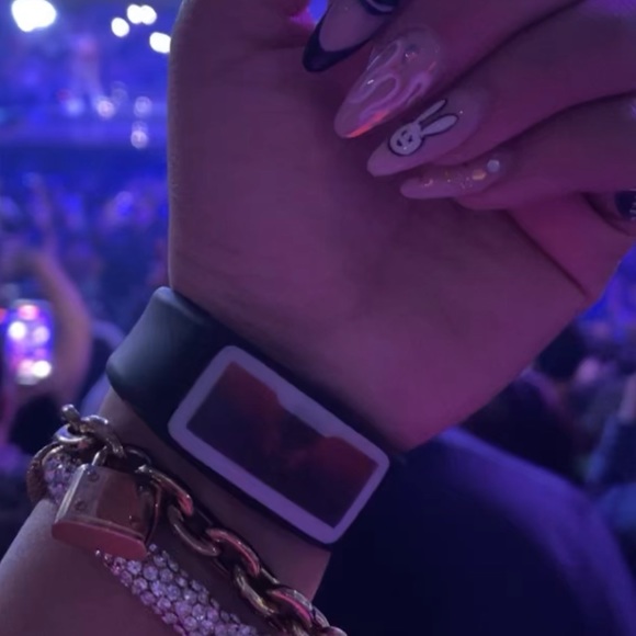 Bad Bunny Último Tour Del Mundo Exclusive Wristband LED bracelet - Picture 2 of 2